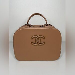 Chanel Coco Curve Vanity – Beige Shiny Calfskin & Goatskin, Antique Gold-Tone Ch